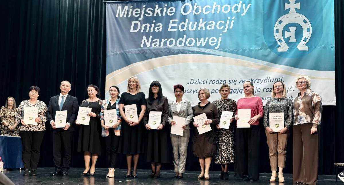 Tam, gdzie dzieci uczą się latać: Międzyrzec nagrodził swoich nauczycieli. Przyznano nagrody burmistrza, dyrektorów szkół oraz odznaczenia MEN