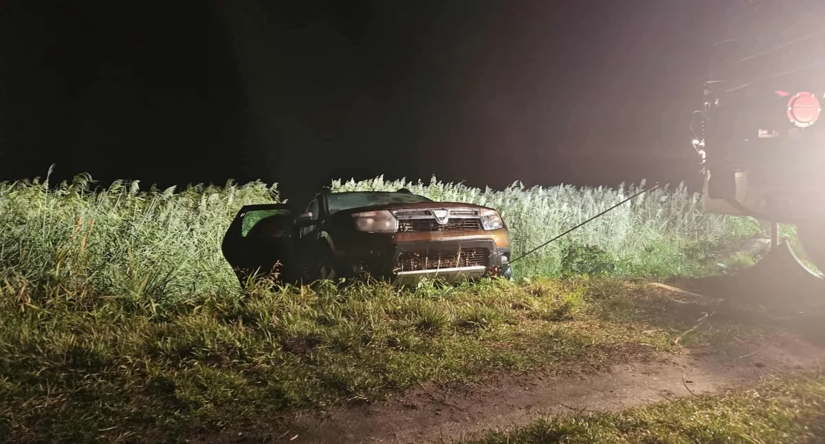 Niebezpieczna sytuacja nad zbiornikiem w Terebeli – auto wjechało do wody