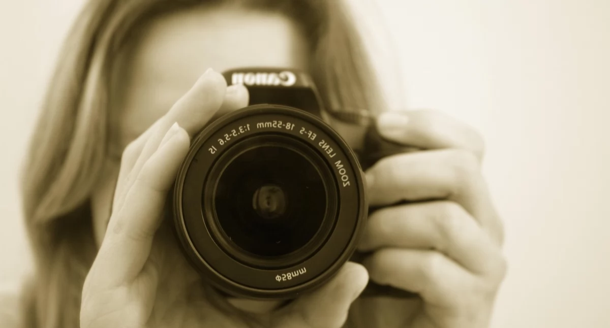 Fotografia jako droga i pamięć – Bialska Galeria Fotografii zaprasza na wystawę „Droga do teraz”