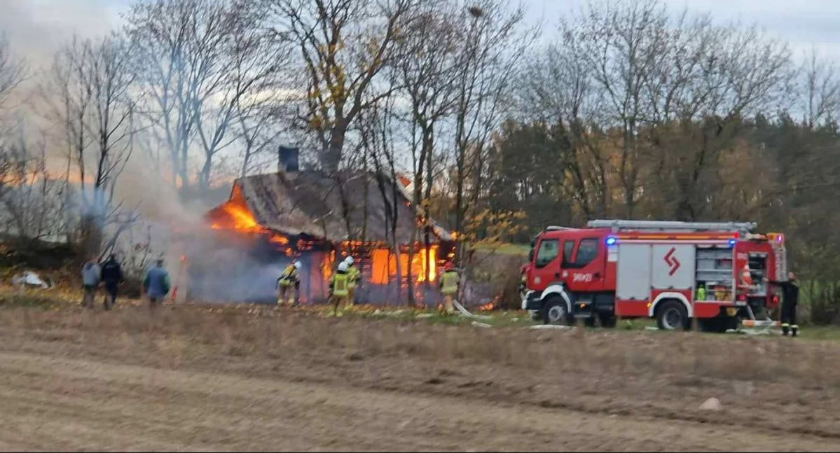 Tragiczny pożar w Ossówce. Nie żyje jedna osoba. Znane są szczegóły działań służb