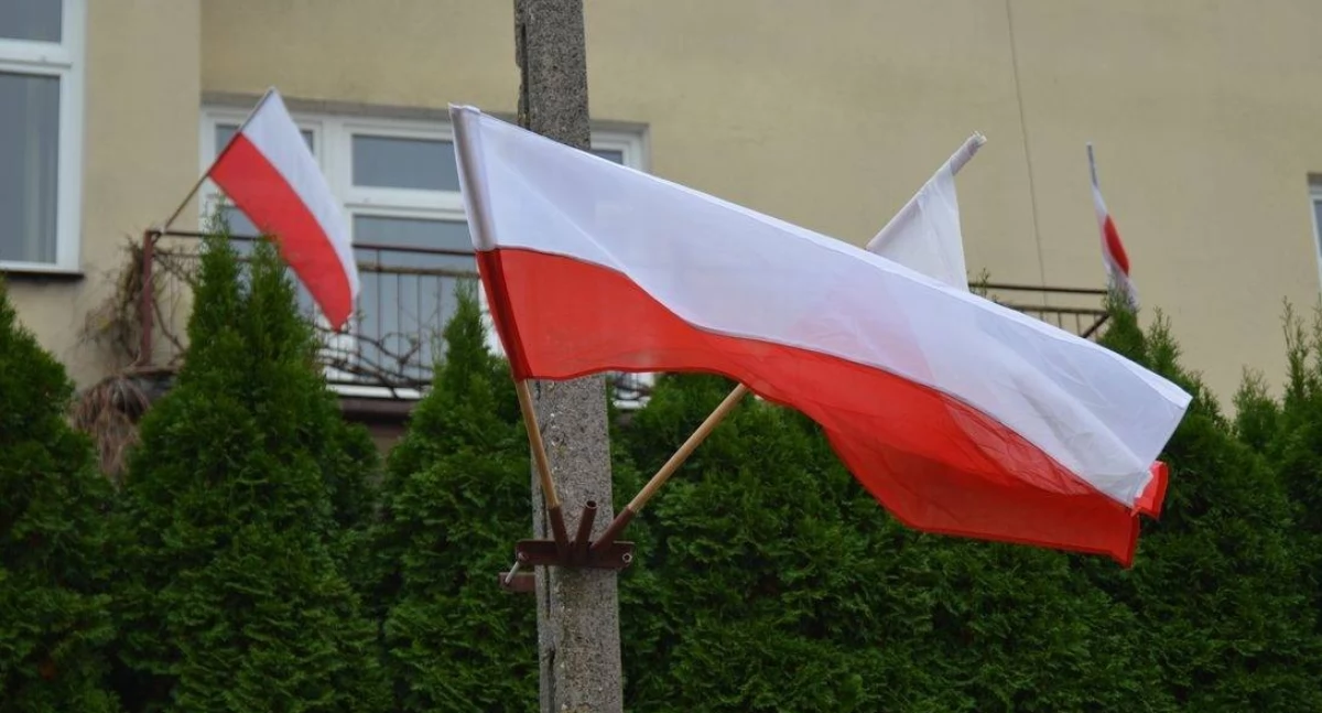 Urząd Miasta rozdaje flagi państwowe na Dzień Niepodległości
