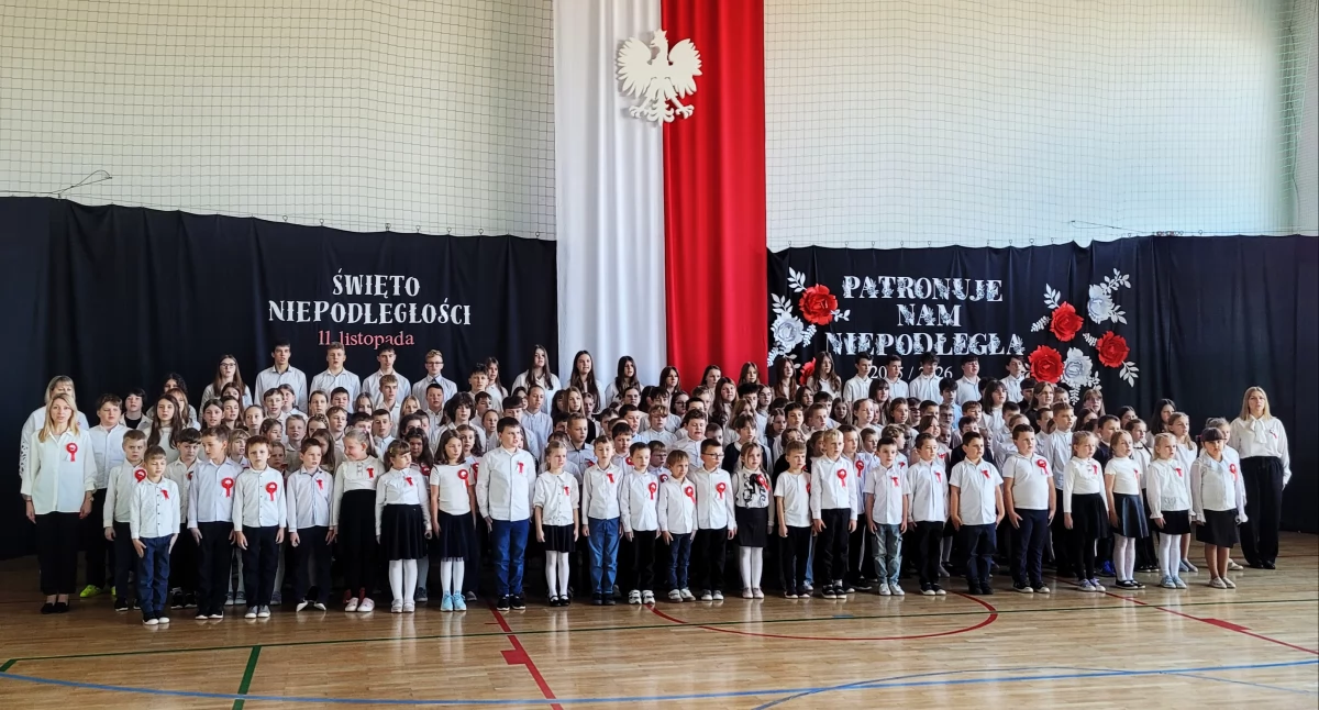 Patriotyzm w praktyce – społeczność Szkoły Podstawowej w Zalesiu o 11:11 uczciła Niepodległą wspólnym hymnem