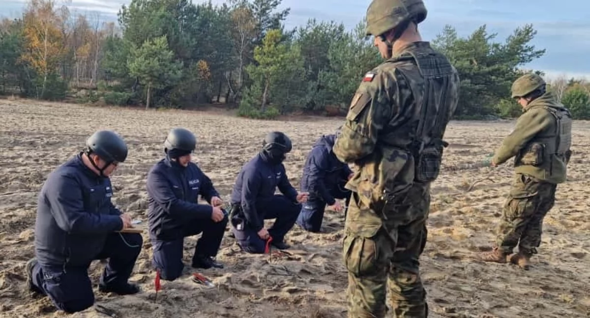 Bialscy policjanci uczestniczyli we wspólnym szkoleniu z Batalionem Saperów. Tym razem w praktyce ćwiczyli zdobytą wiedzę
