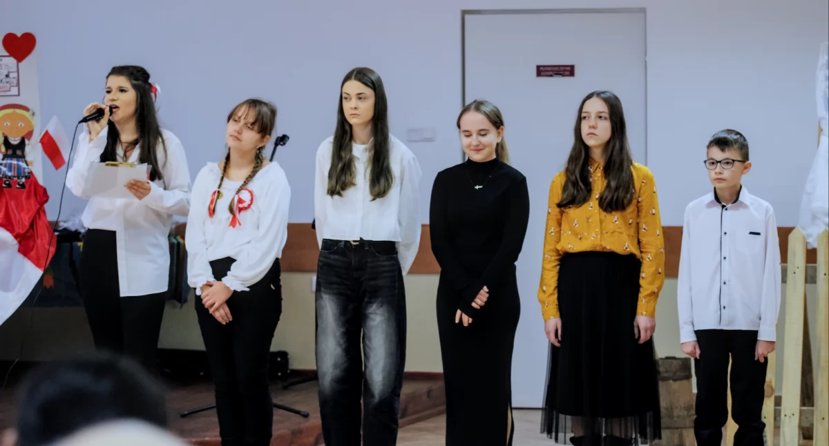 Wspólne śpiewanie pieśni patriotycznych z zespołem “Wiejska Melodia” w Komarnie