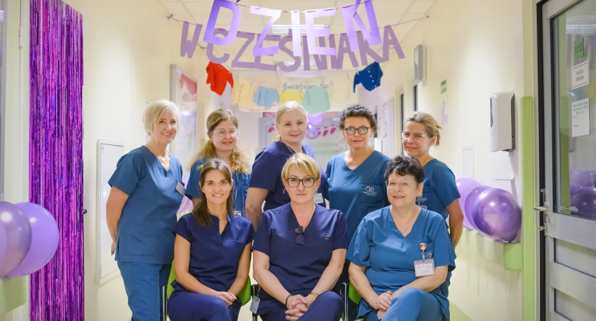 Światowy Dzień Wcześniaka w Białej Podlaskiej. Fioletowe światło na budynku szpitala i wzruszające statystyki