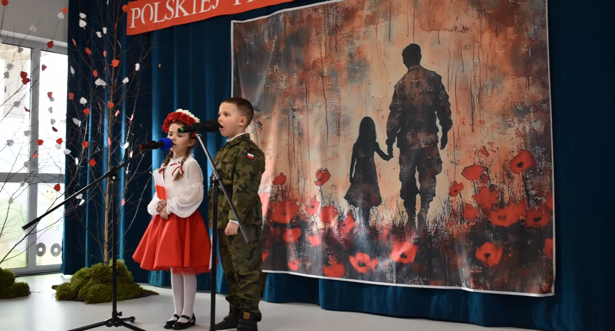 Przedszkolaki z Białej Podlaskiej uczciły święto Niepodległości pieśnią patriotyczną. Uroczystość zakończona wspólnym „sto lat” i tortem