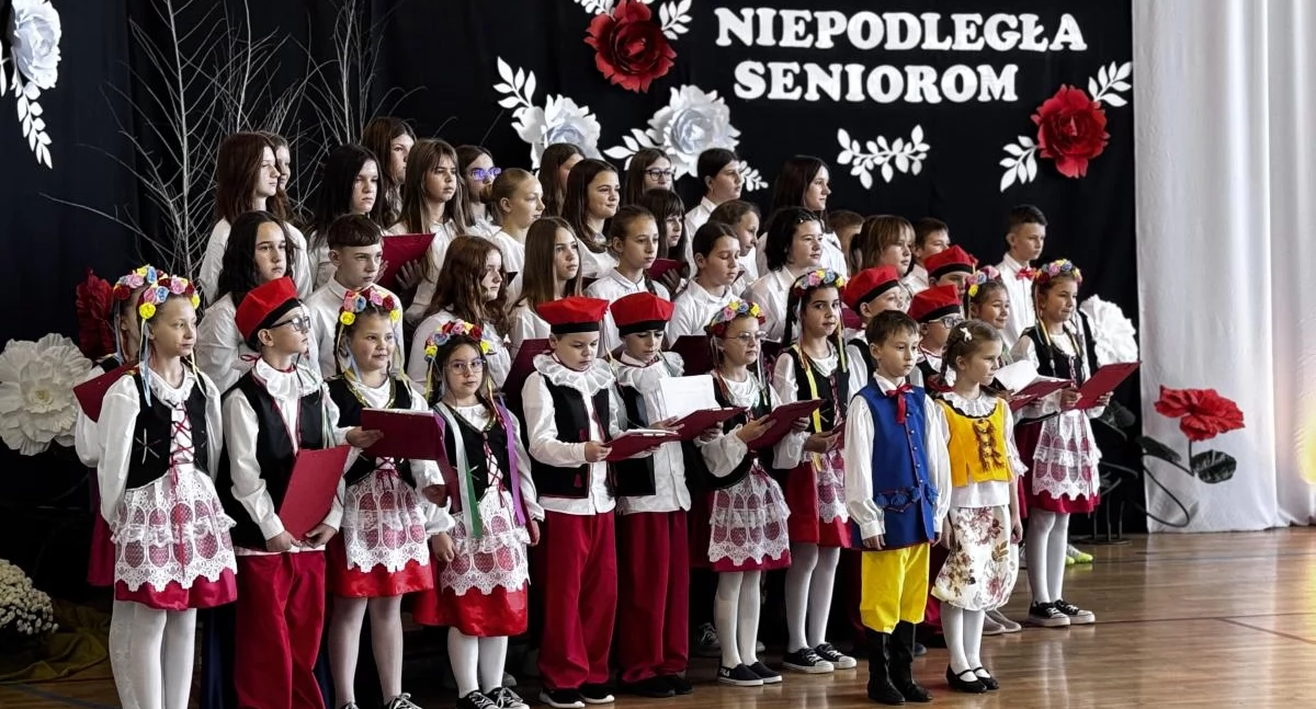 Huczna uroczystość w Szkole Podstawowej w Zalesiu. Celebracja Dnia Niepodległości połączona ze świętem patronalnym, a także uczczenie Ogólnopolskiego Dnia Seniora.