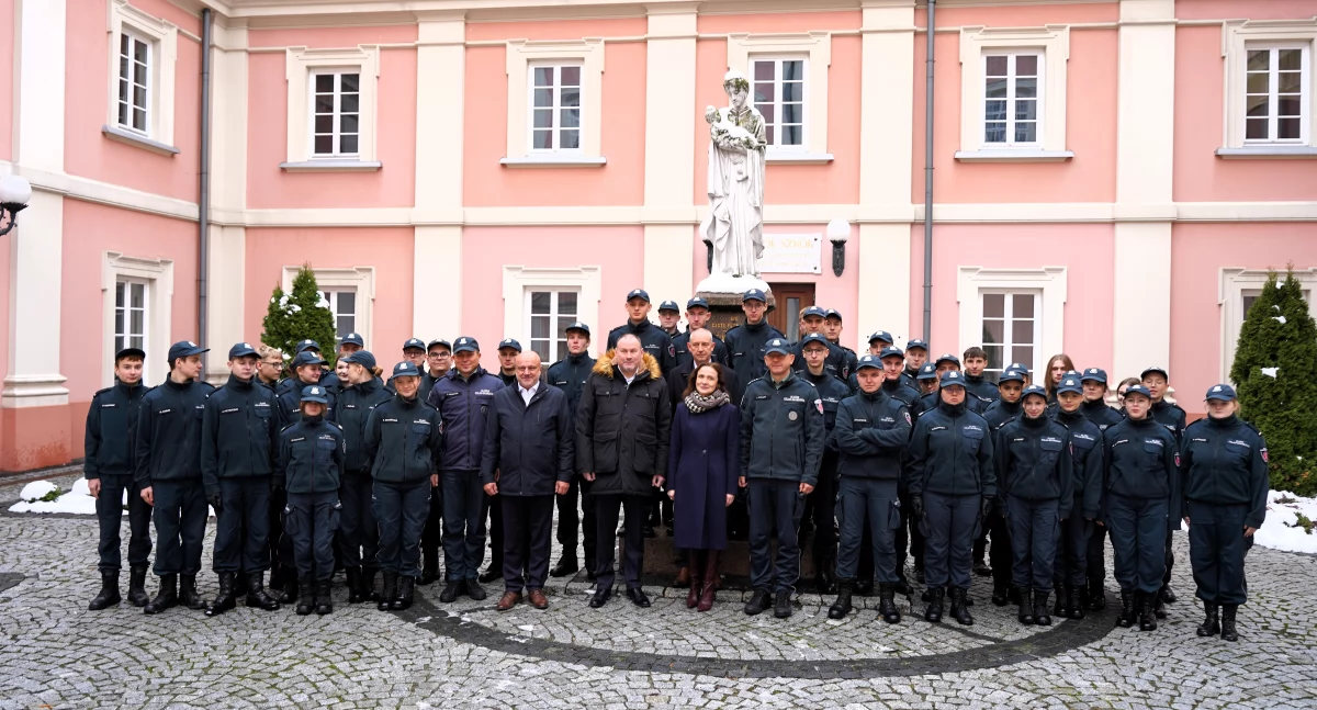 Krajowa Administracja Skarbowa inwestuje w młodych. Minister Stawicki obejrzał pokaz musztry i rozmawiał z uczniami w Janowie Podlaskim