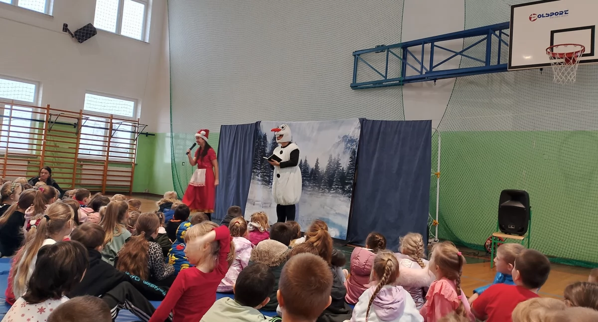 „Świąteczna Gorączka Olafa”- spektakl teatralny w Zespole Szkolno-Przedszkolnym w Tucznej w wykonaniu Studia Teatralnego Krak-Art 