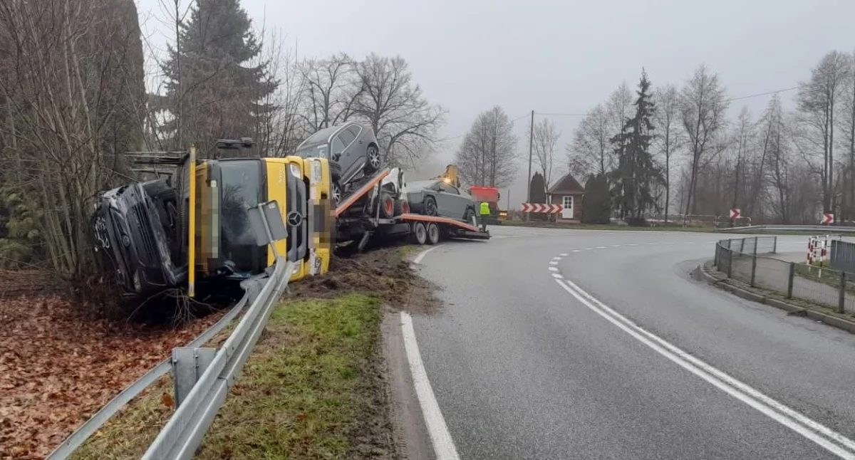 Groźne zdarzenie z udziałem ciężarówki na łuku drogi W-812: Trwa przeładunek aut, kierowcy muszą liczyć się z utrudnieniami