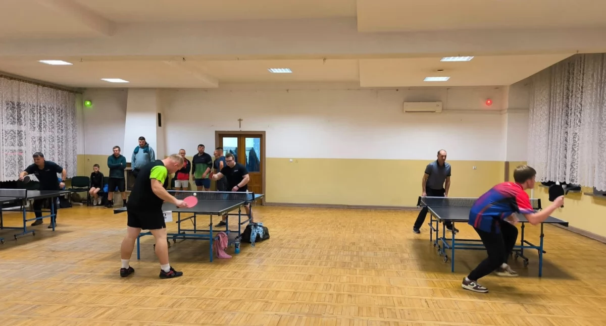 Sportowe Mikołajki w Łomazach: emocje, rywalizacja i pomoc dla Ani 