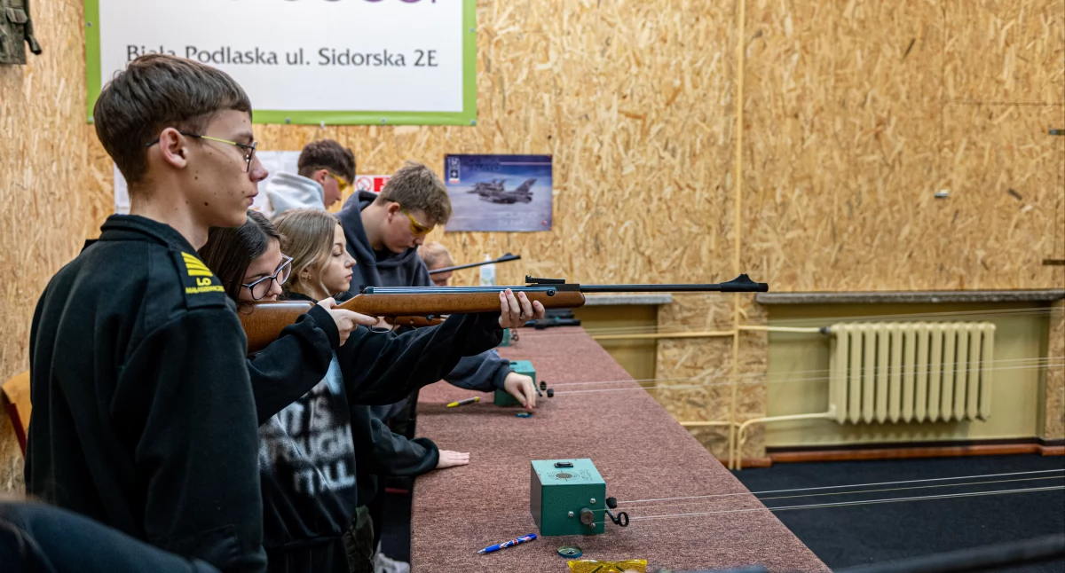Edukacja obronna i nowoczesne technologie w praktyce. Ósmoklasiści z Zalesia z wizytą w Zespole Szkół w Małaszewiczach
