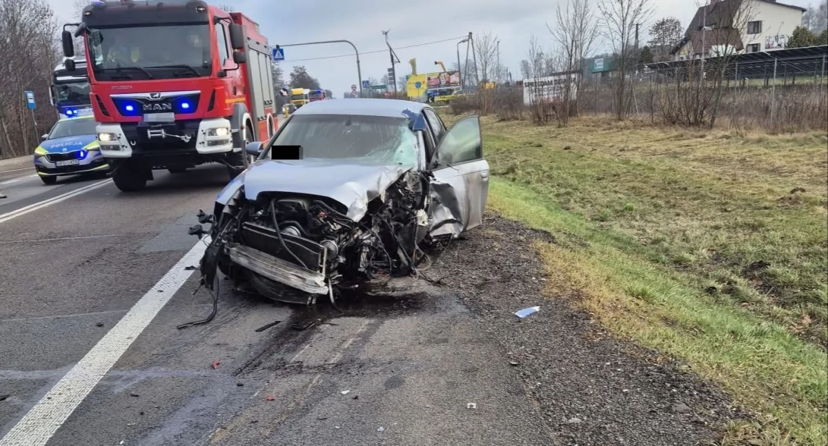 Wypadek na „dwójce” pod Białą Podlaską. Kierowcy ciężarówek muszą czekać, auta osobowe kierowane przez Sycynę