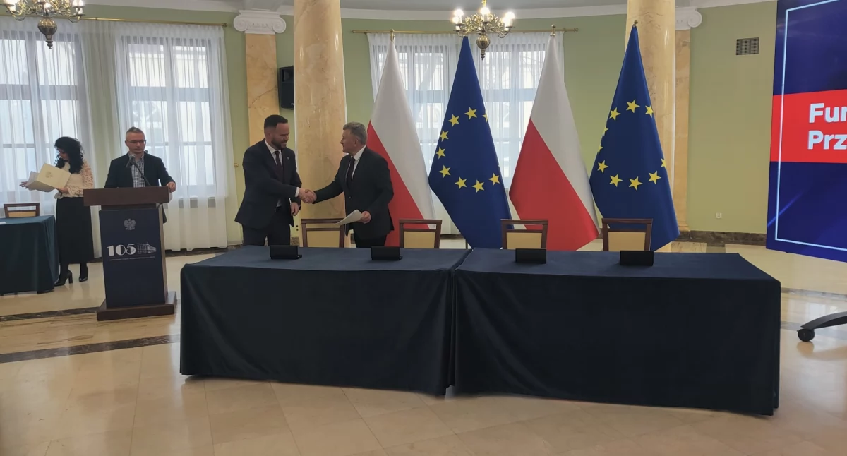Ponad 2 mln zł na transport publiczny w Gminie Tuczna. Wójt podpisał umowę w sprawie udzielenia dopłaty ze środków Funduszu Rozwoju Przewozów Autobusowych