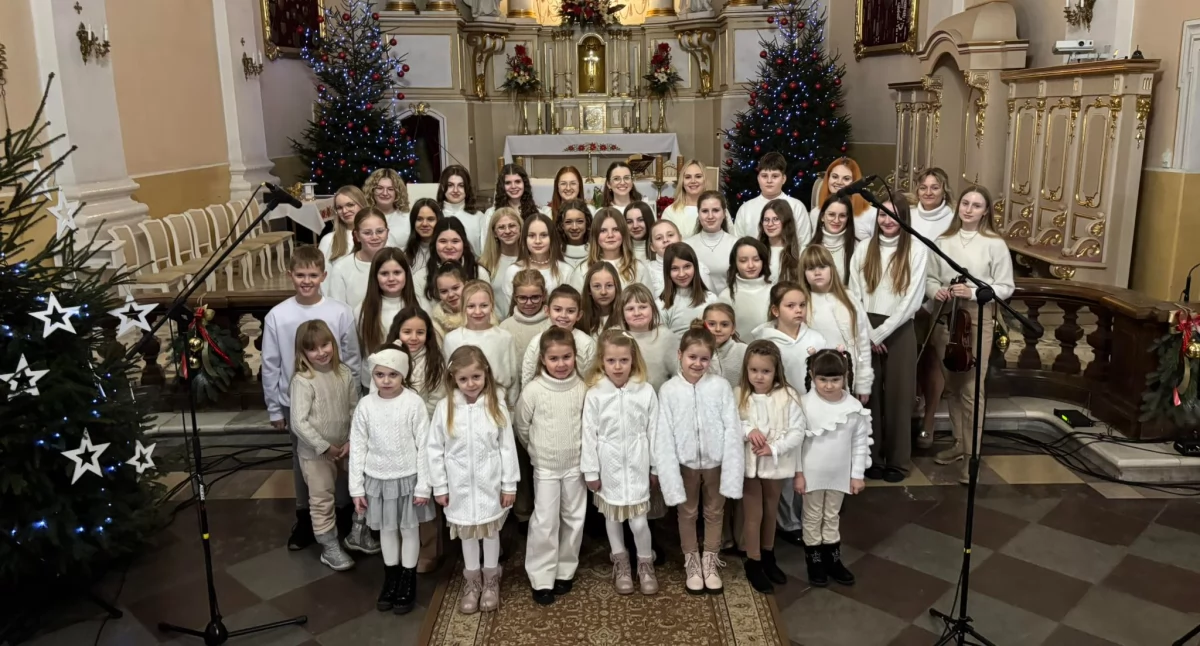 Melodyjna Pasterka w Leśnej Podlaskiej. Wigilijny koncert kolęd w wykonaniu Scholi Parafialnej w Sanktuarium Matki Bożej Leśniańskiej