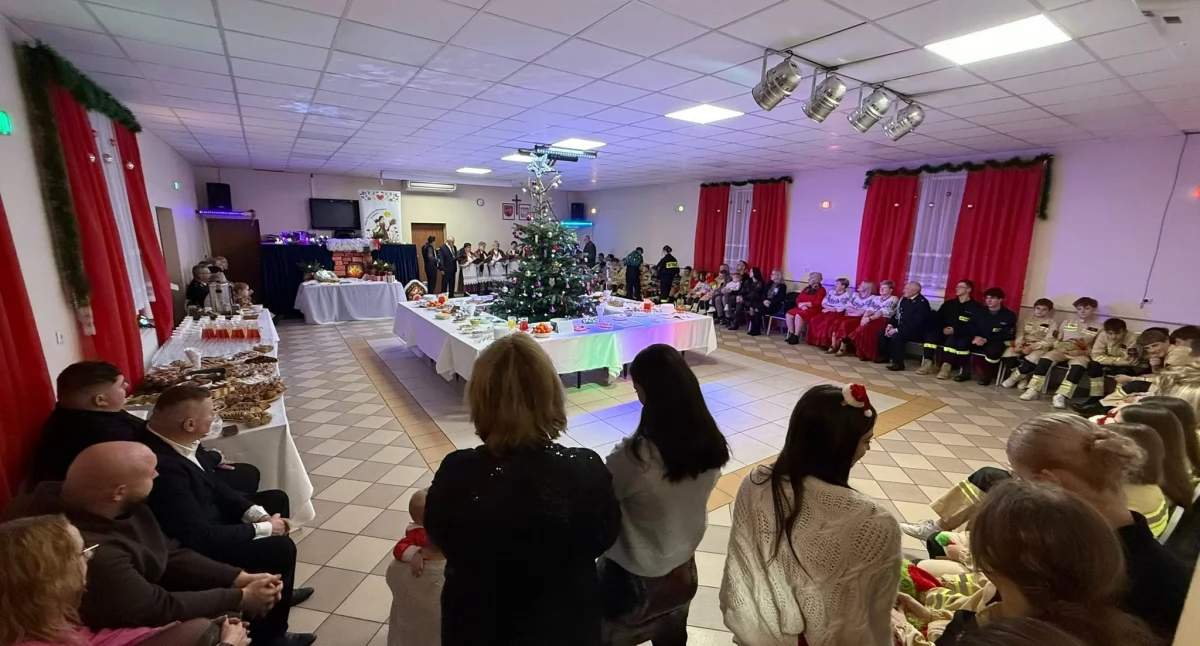 Wspólne dzielenie się opłatkiem i smak wigilijnych potraw. Odświętne, wieczorne spotkanie OSP w Sławacinku Starym
