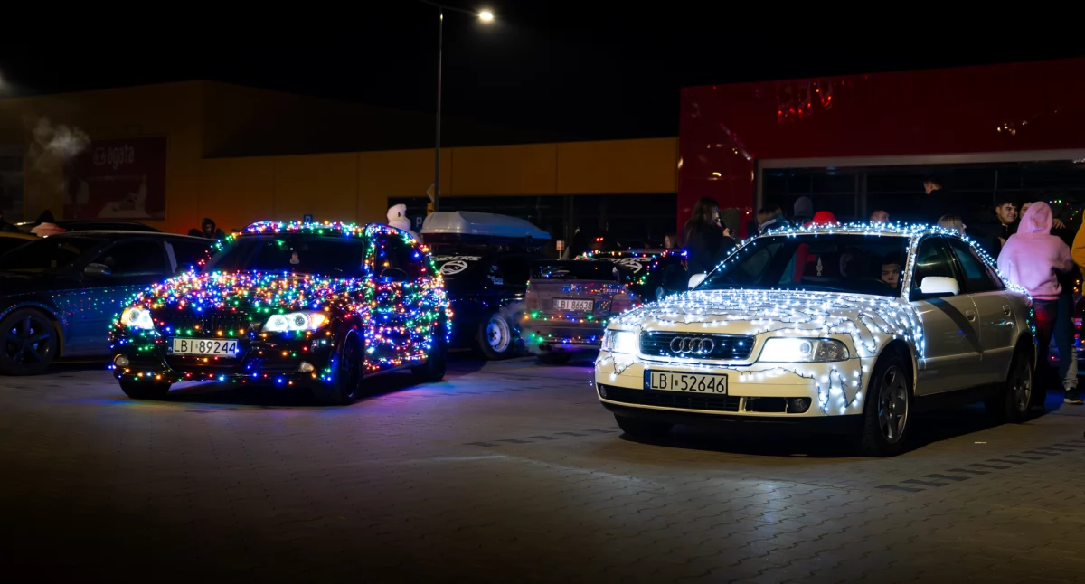 Nocny zlot na parkingu Karuzeli. Setki aut na MotoPasterce grupy WhiteNights