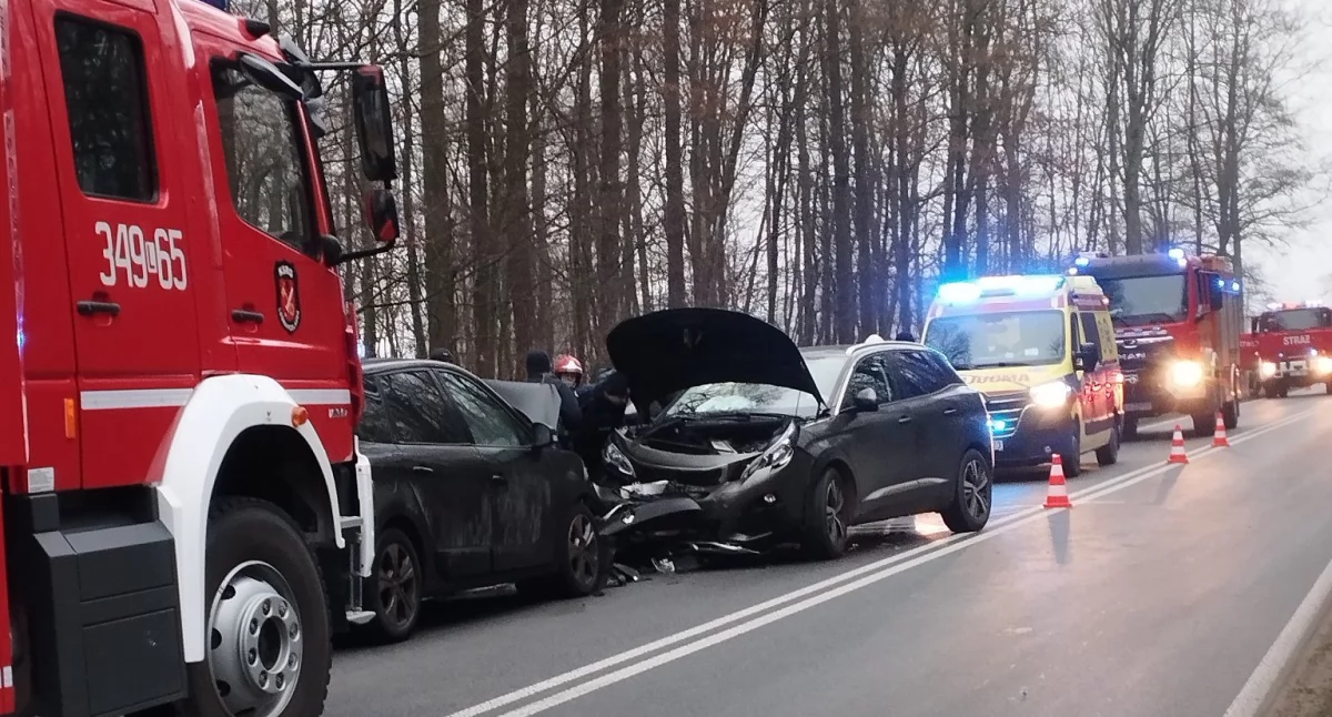 Wypadek w Leśnej Podlaskiej! Peugeot i Renault zderzyły się na oblodzonej drodze