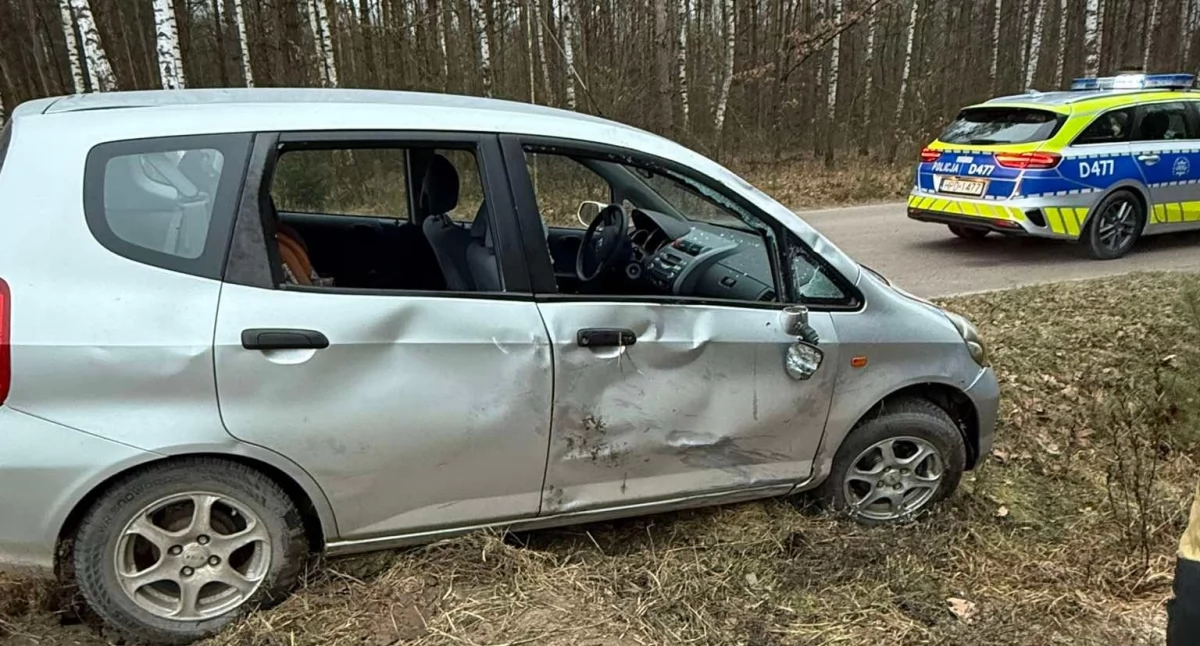 Auto na boku w Jaźwinach. Zimowe warunki przyczyną kolejnego zdarzenia- dwoje dzieci w szpitalu