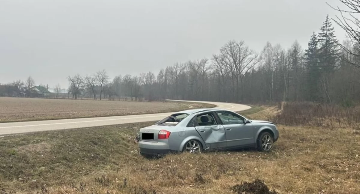 Policjant po służbie zatrzymał nietrzeźwego kierowcę. Auto w rowie, miał 1,3 promila