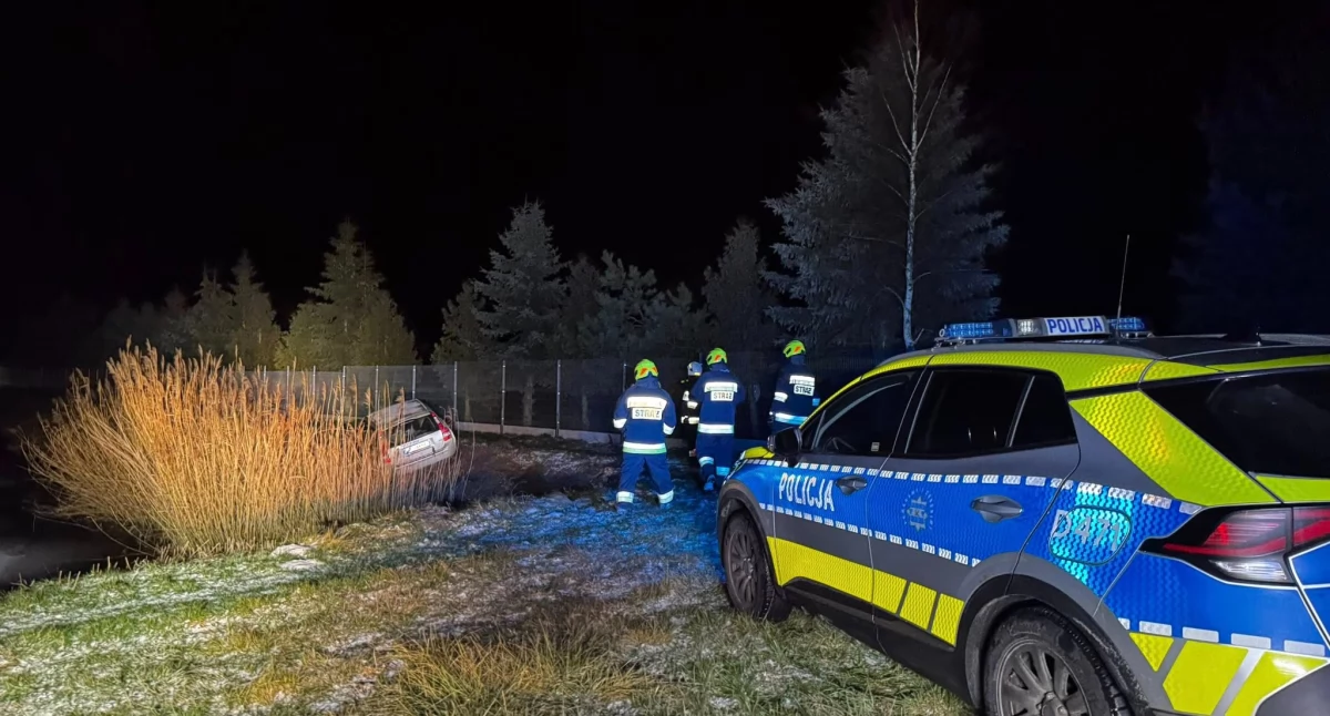 Ucieczka przed policją zakończona na zamarzniętym zalewie. Interwencja strażaków w Konstantynowie