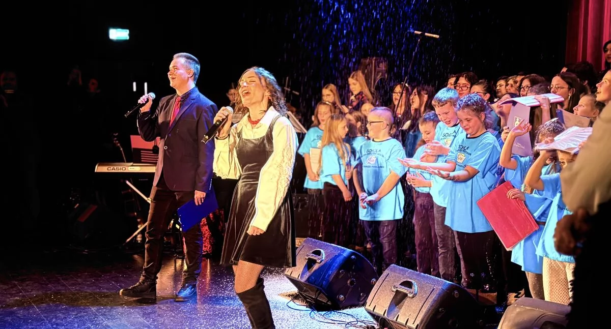 Międzyrzec kolędował wspólnie! Pełna sala MOKu, międzypokoleniowy koncert i finał konkursu plastycznego z Medalami św. Mikołaja