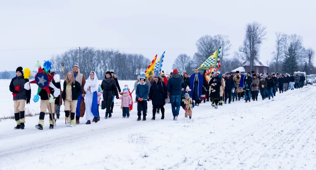 Orszak Trzech Króli przeszedł przez Dokudów. Mieszkańcy wspólnie kolędowali przy stajence