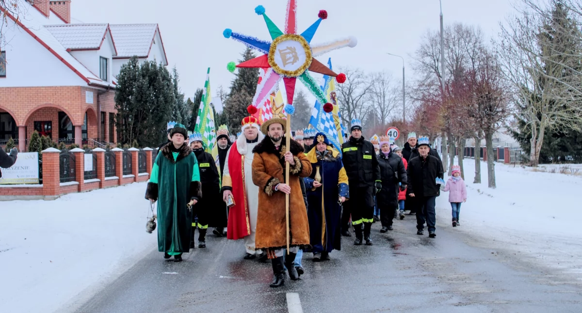 Orszak Trzech Króli z kolędą na ustach przeszedł ulicami Leśnej Podlaskiej