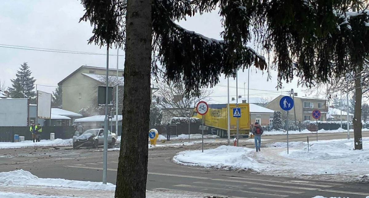 Zderzenie audi z ciężarówką na skrzyżowaniu Jana Pawła II i Wyszyńskiego. Kierowca trafił do szpitala