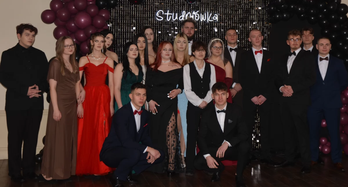 Międzyrzec otworzył sezon studniówkowy 2026! Maturzyści ZST na parkiecie 105 dni przed egzaminem