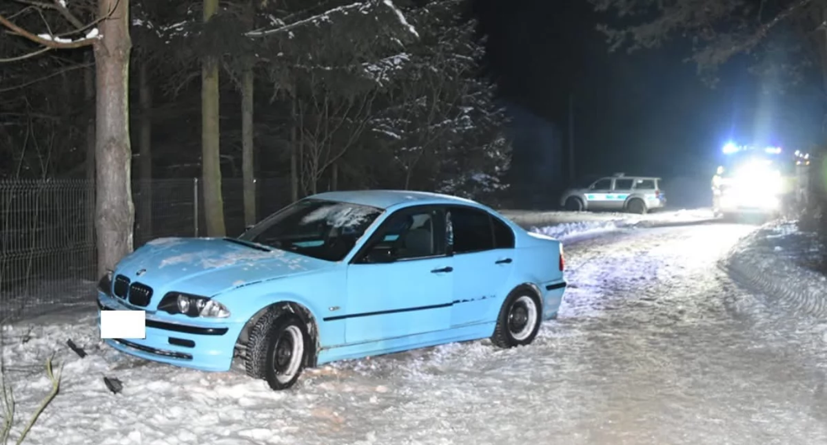Groźny wypadek w Pościszu. BMW uderzyło w drzewo, pasażer trafił do szpitala