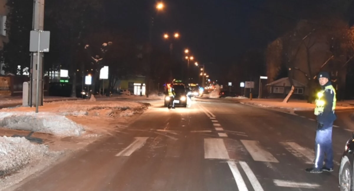 Stłuczka przy pasach na ul. Kolejowej! 77-latek najechał na auto, które zatrzymało się przed przejściem