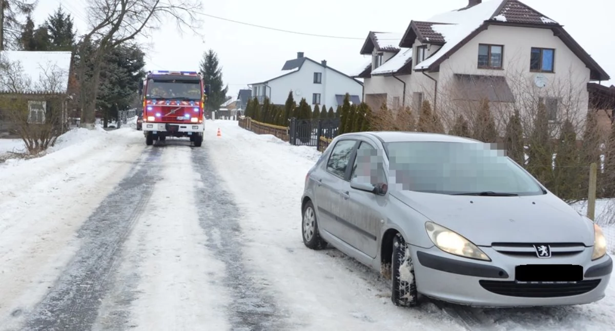 Gmina Rokitno: Wszedł na jezdnię wprost pod auto. 76-latek ranny po wypadku w Lipnicy