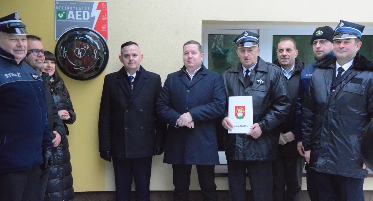 Gmina Międzyrzec Podlaski: Defibrylator AED dla szkoły w Rudnikach. Uroczyste przekazanie z udziałem starosty