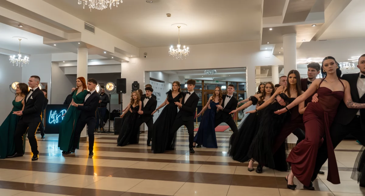 Polonez i walc w Hotelu Polonia. Maturzyści z „Akademika” bawili się na studniówce
