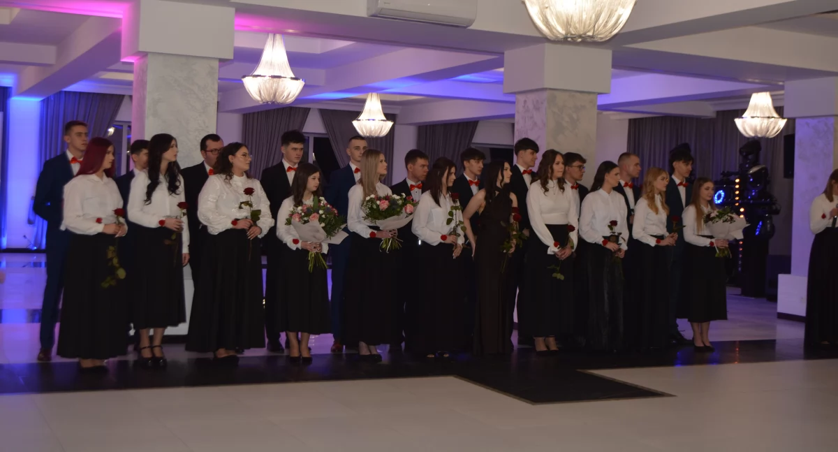 Polonez, elegancja i wielkie odliczanie do matury w Wisznicach 