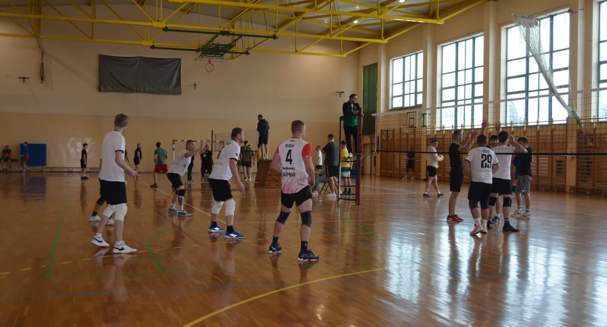 Amatorski turniej siatkówki w Łomazach przyciągnął wielu zawodników