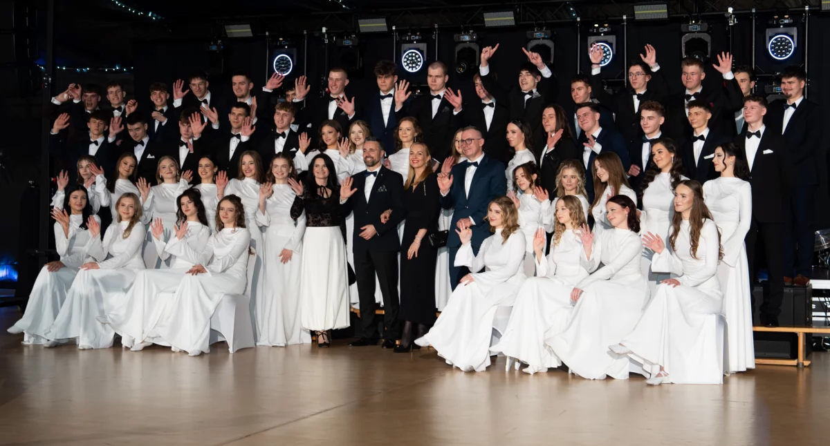 Powrót tradycji w Staszicu. Studniówka IV LO odbyła się w szkolnej hali!