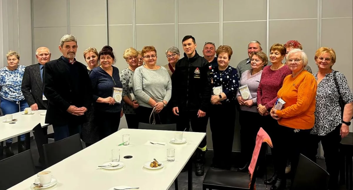 Spotkanie PSP z seniorami w Kobylanach. Głównym tematem była kampania edukacyjno-informacyjna „Czujka na straży Twojego bezpieczeństwa”