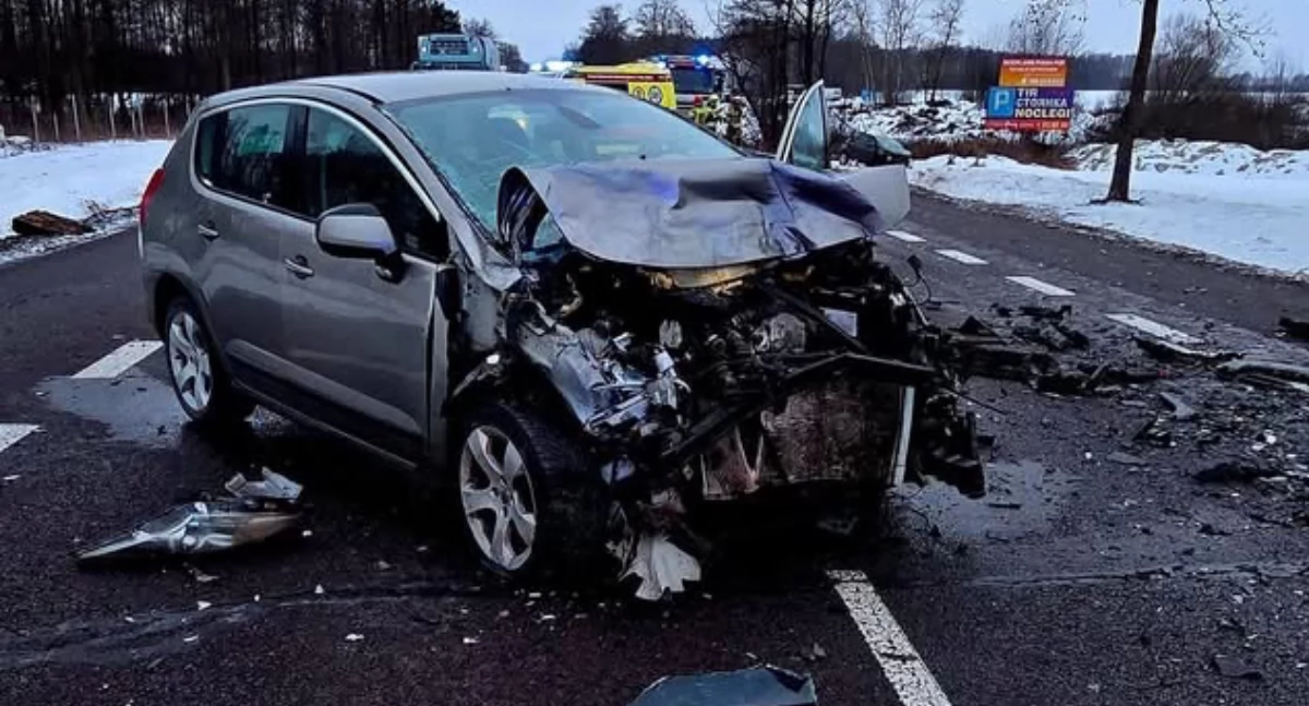 Wypadek trzech samochodów na drodze krajowej nr 2. Cztery osoby poszkodowane, trasa zablokowana