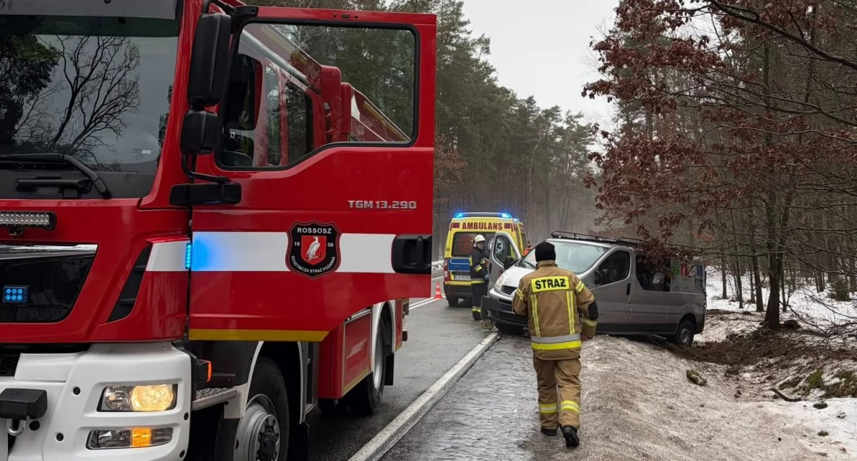 Groźny wypadek w gminie Rossosz! Samochód wbił się w drzewo- trzy osoby ranne
