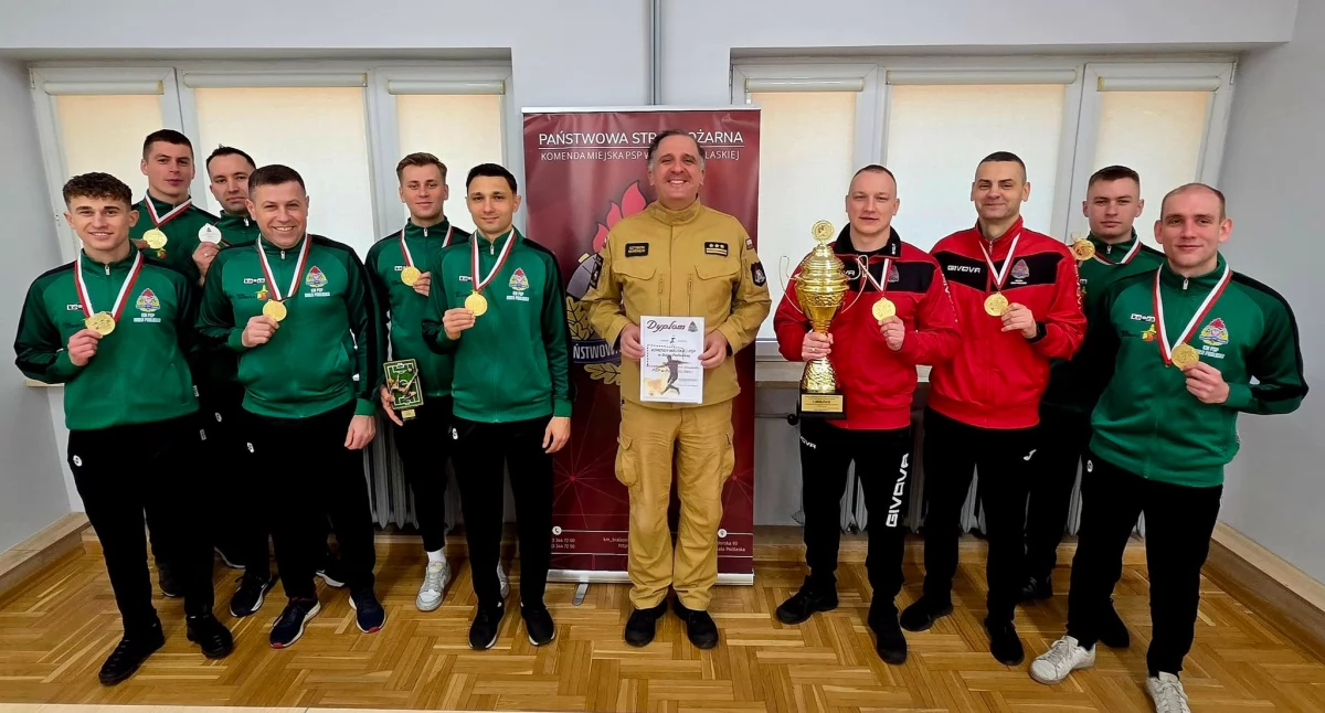Sportowy sukces bialskich strażaków. Wręczenie złotego pucharu za zajęcie 1. miejsca w Turnieju Halowej Piłki Nożnej o mistrzostwo województwa lubelskiego