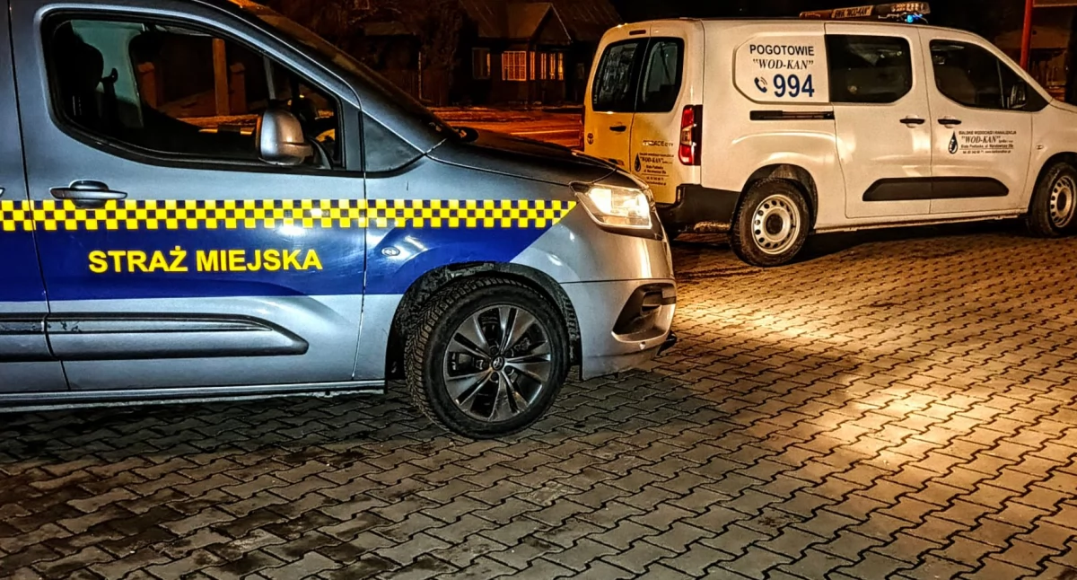 Woda lała się z okien przy Sidorskiej! Interwencja służb w centrum miasta