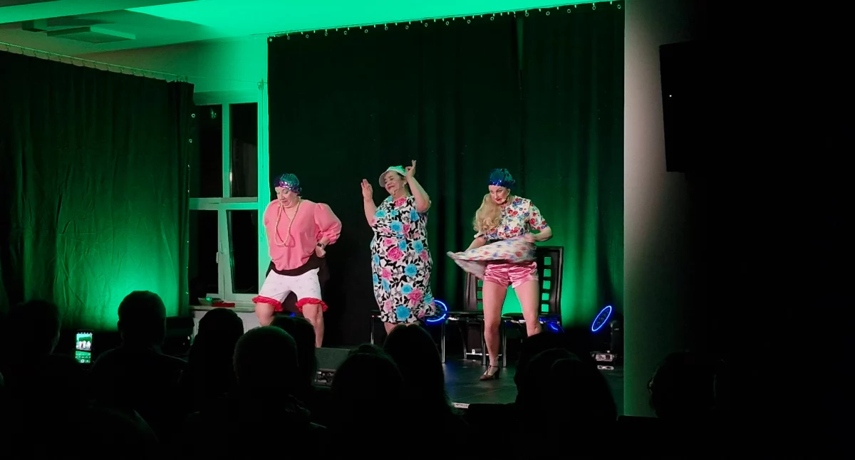 Gminny Dzień Kobiet i Mężczyzn z dużą dawką humoru w Piszczacu. Kabaret Moherowe Berety rozbawił uczestników wydarzenia do łez