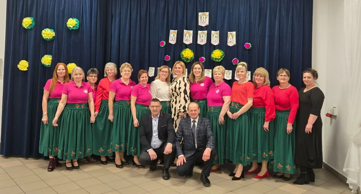 Tłumy na Dniu Kobiet w Ciciborze Dużym. Były kwiaty, muzyka i wspólne świętowanie