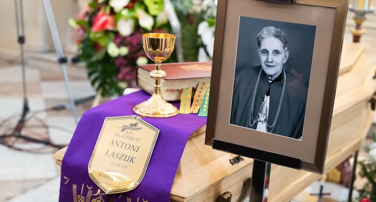 Tłum mieszkańców pożegnał legendę bialskiej parafii. Ostatnia droga ks. infułata Antoniego Laszuka