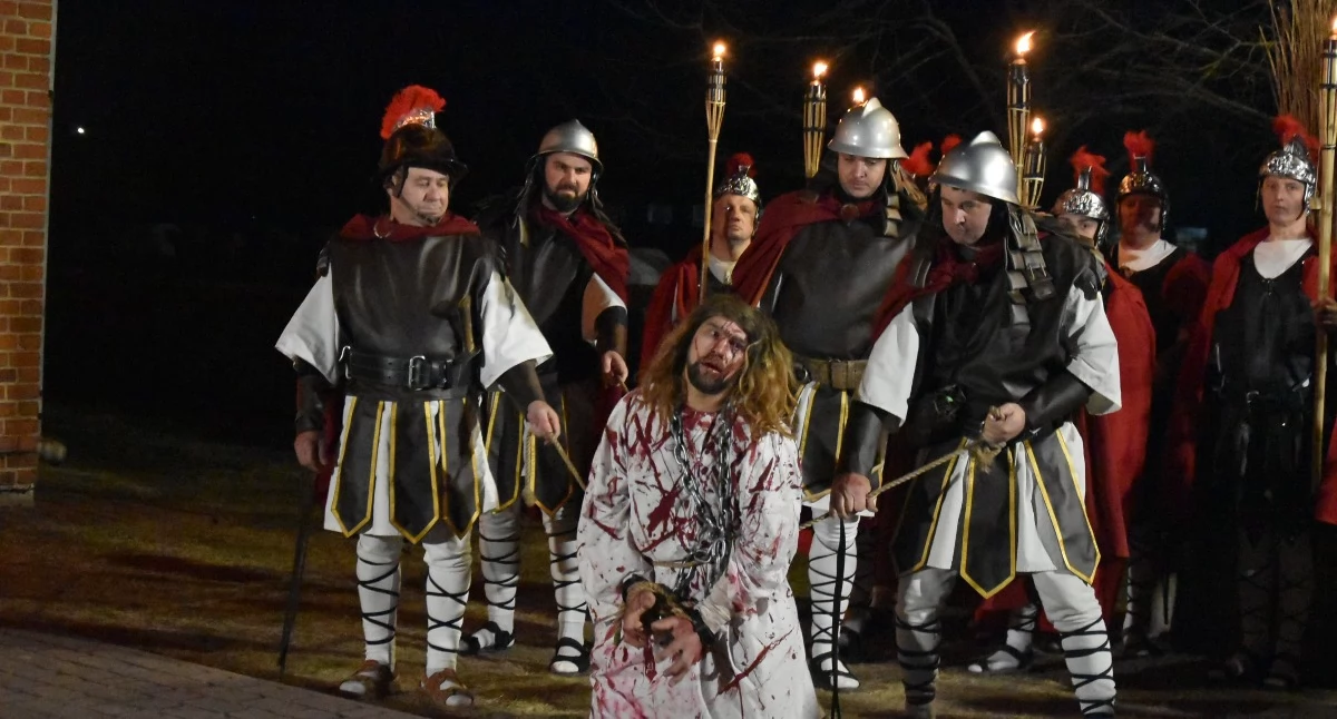 Tłumy na Misterium w Żerocinie. Ponad sto osób na scenie, tysiąc widzów na trasie drogi krzyżowej