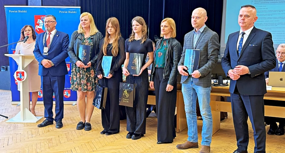 Stypendia dla młodych talentów z powiatu bialskiego przyznane. Lista nagrodzonych i kwoty robią wrażenie!