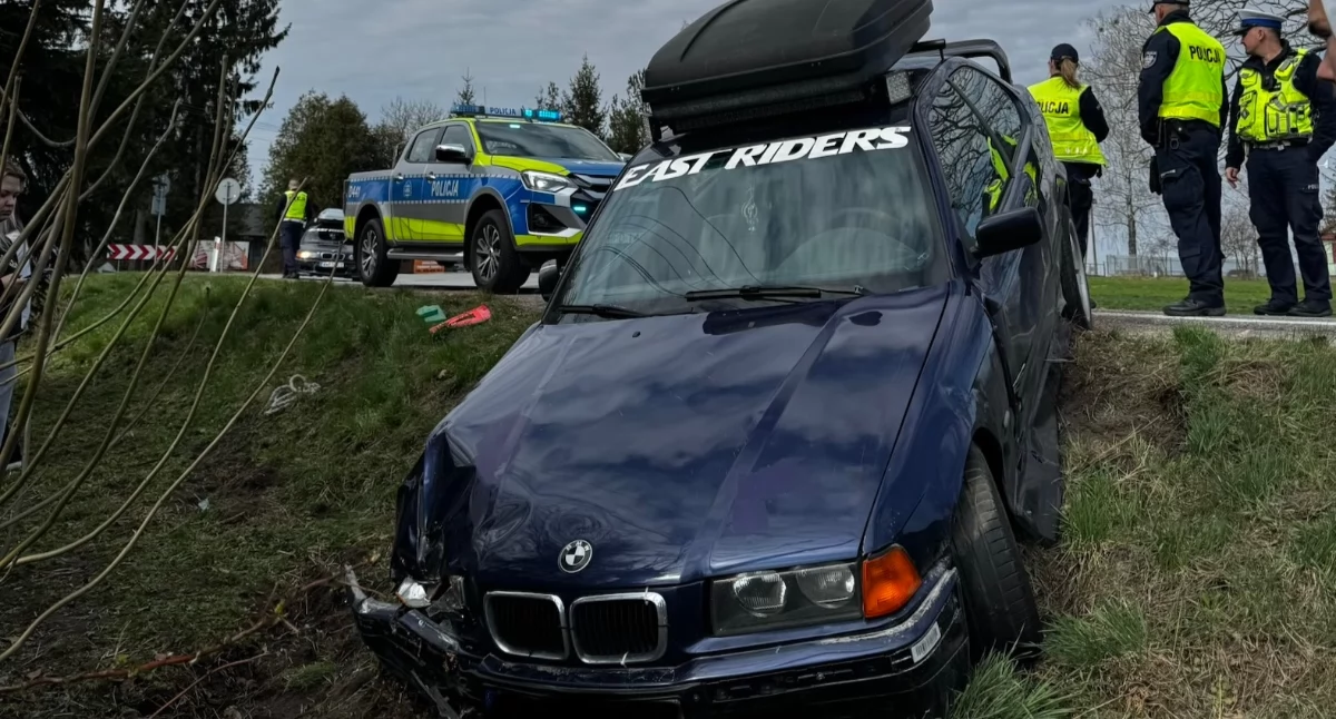 BMW wraz z drugim autem w rowie na zakręcie w Rossoszu. Utrudnienia w ruchu