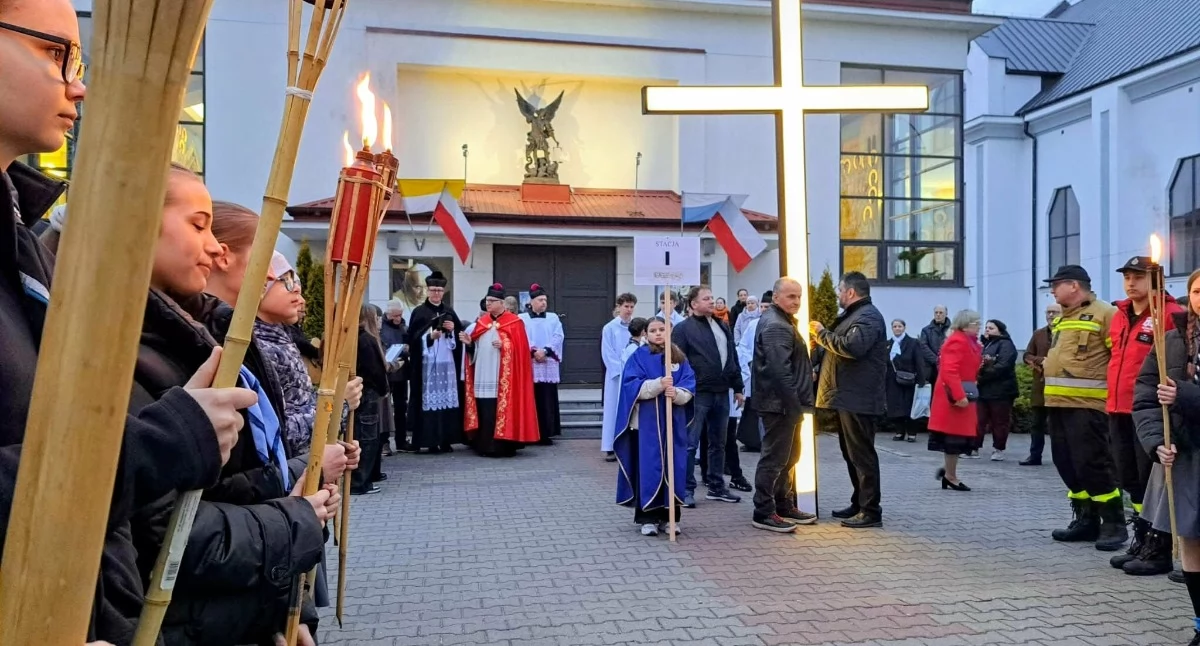 Miejska Droga Krzyżowa przeszła ulicami Białej Podlaskiej. Liczny udział wiernych w Niedzielę Palmową